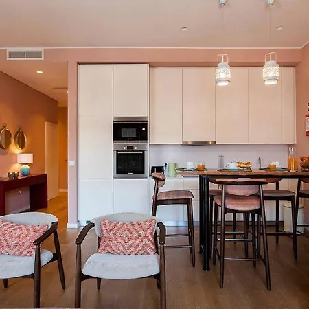 Hostee - Sublime 2BR Apt on Restauradores Sq Lisboa