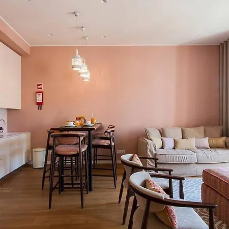 Hostee - Sublime 2BR Apt on Restauradores Sq