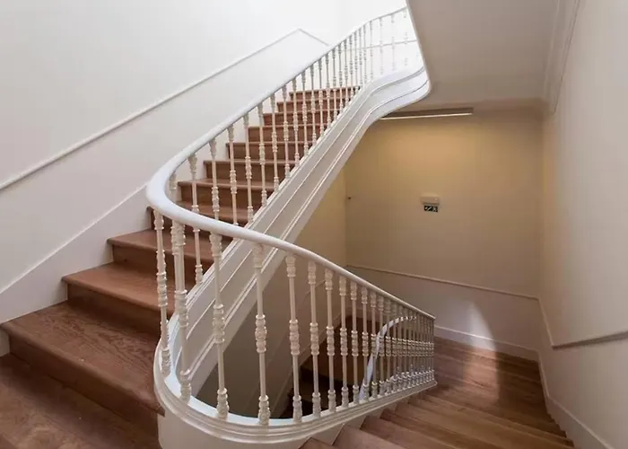 Hostee - Sublime 2br On Restauradores Sq Apartman