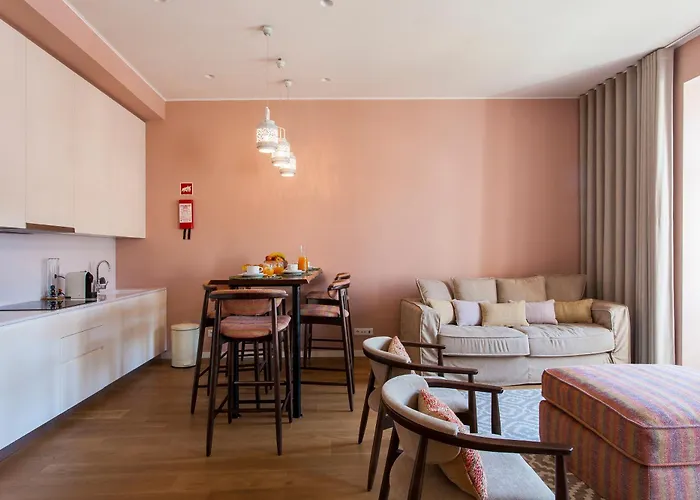 Hostee - Sublime 2Br Apt On Restauradores Sq Appartamento Lisbona