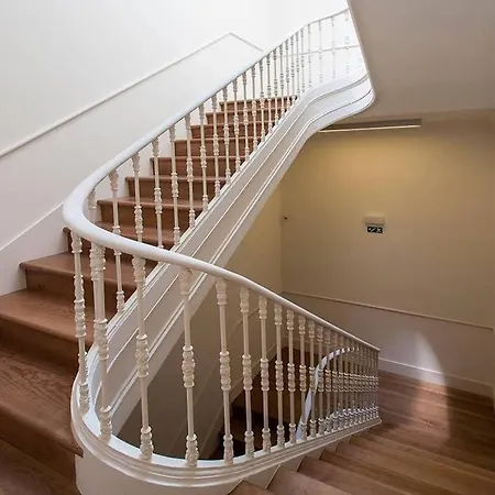 Hostee - Sublime 2Br Apt On Restauradores Sq Apartment